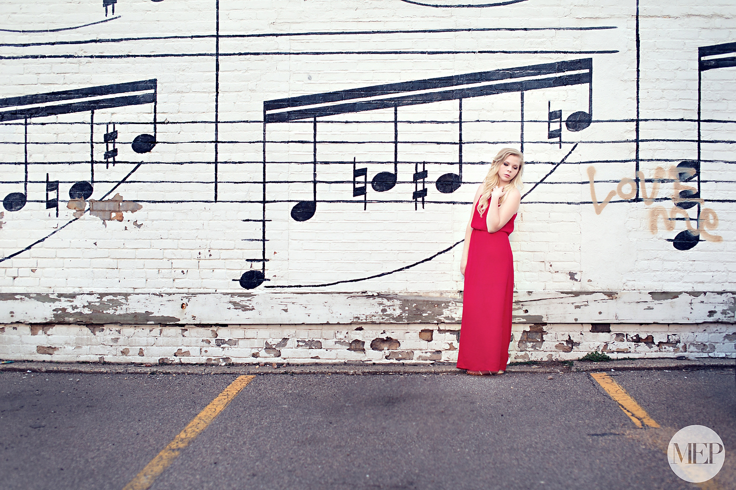 Senior pictures for Musicians at the music note wall