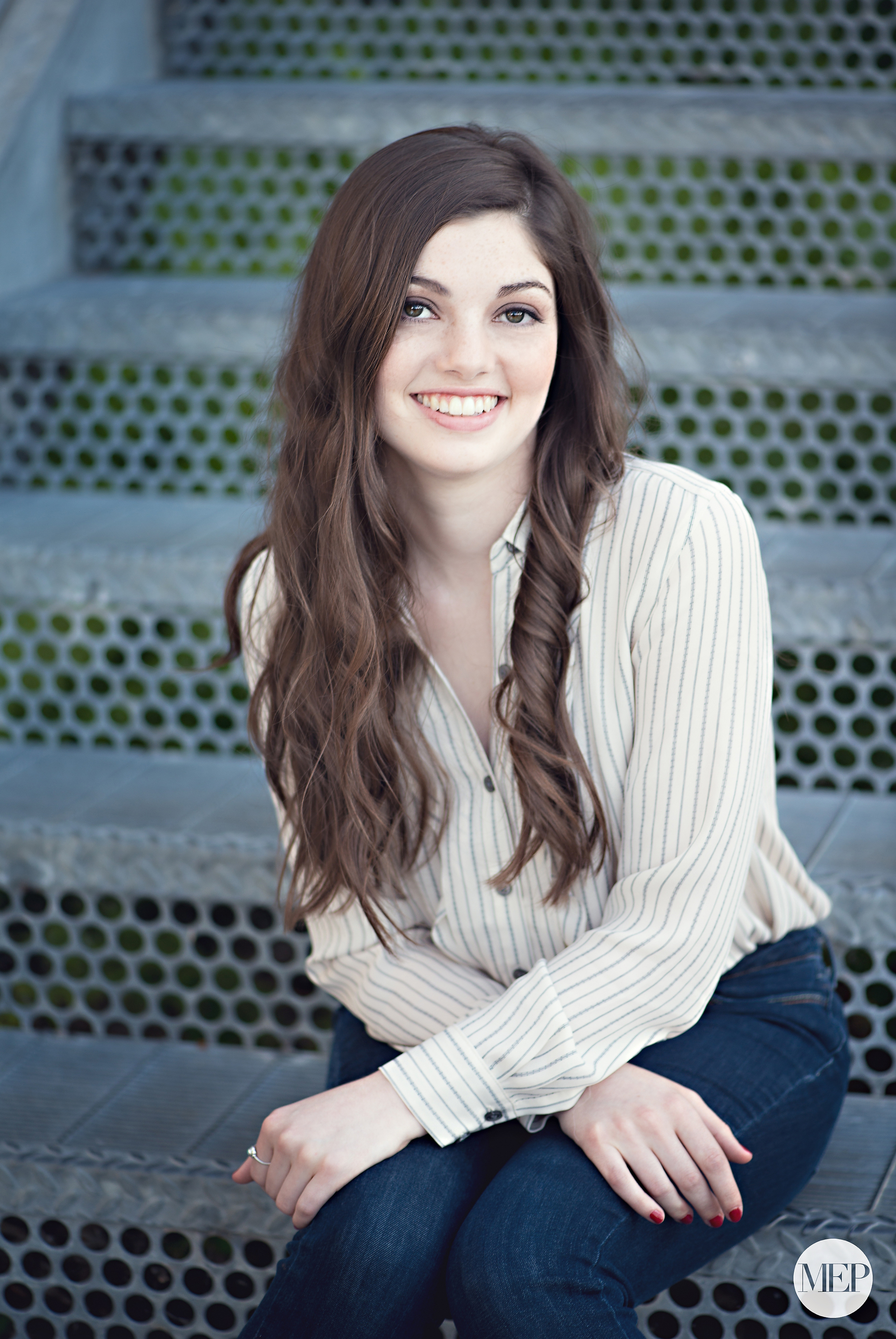 Stone arch bridge senior picture photographer in minneapolis MN