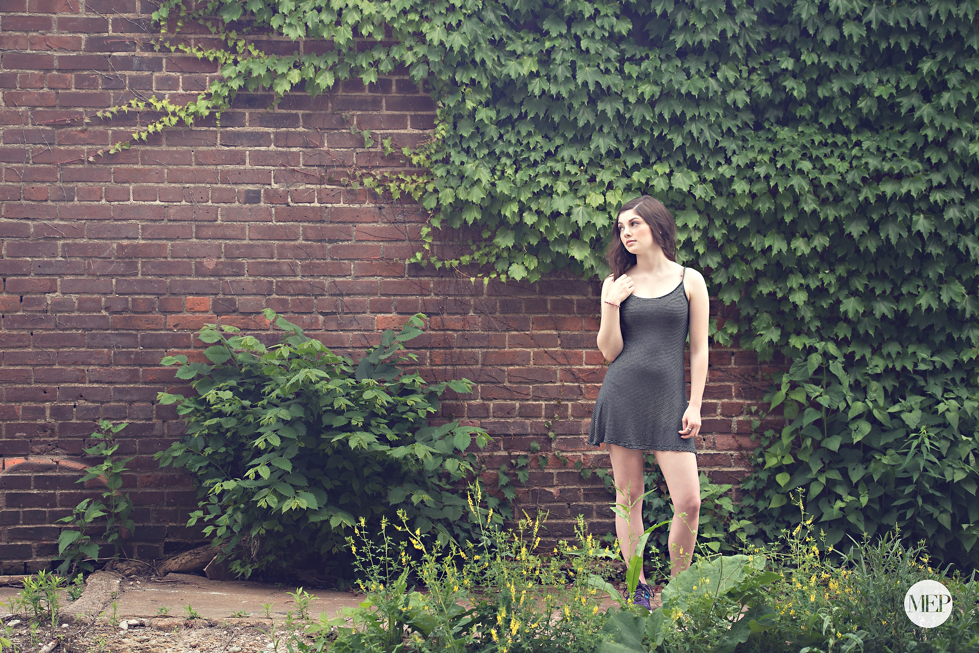 Stone arch bridge senior picture photographer in minneapolis MN