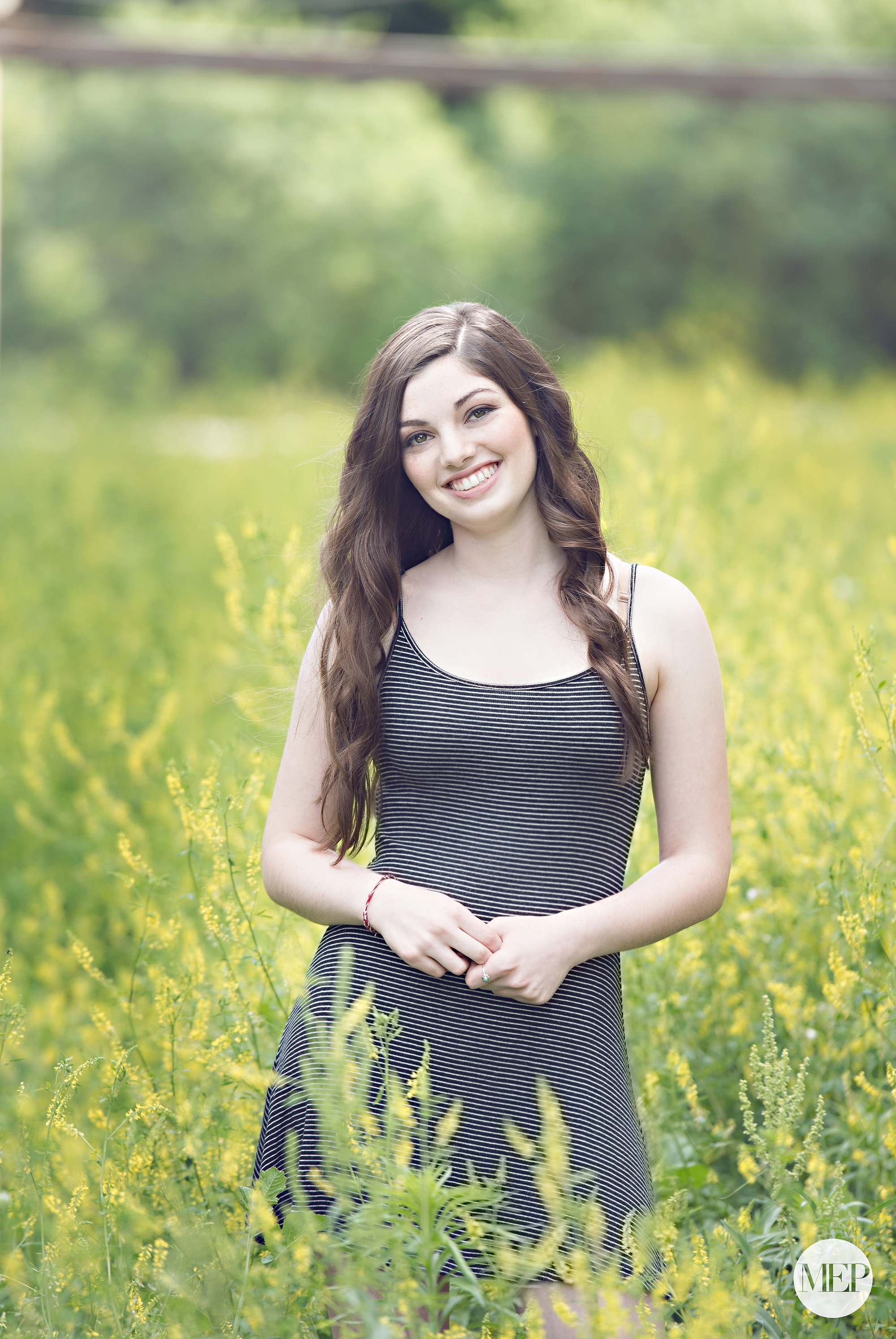 Stone arch bridge senior picture photographer in minneapolis MN