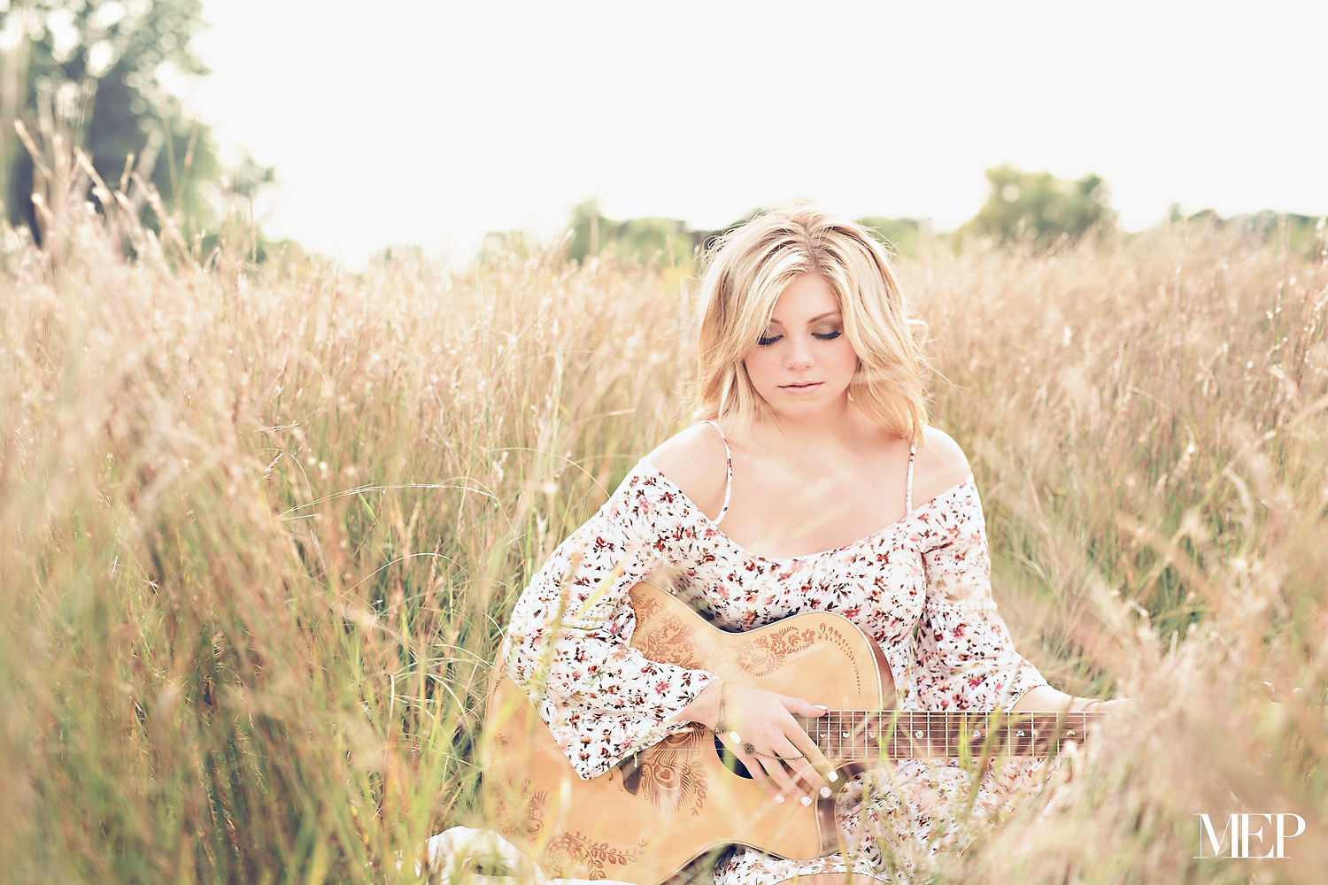 Guitar-Bohemian-Style-White-dress-field-Senior-portrait-Photographer-Minnesota