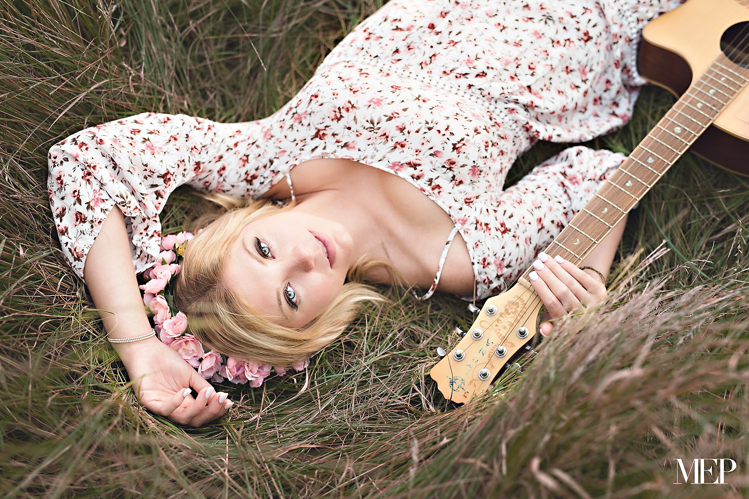 Guitar-Bohemian-Style-White-dress-field-Senior-portrait-Photographer-Minnesota