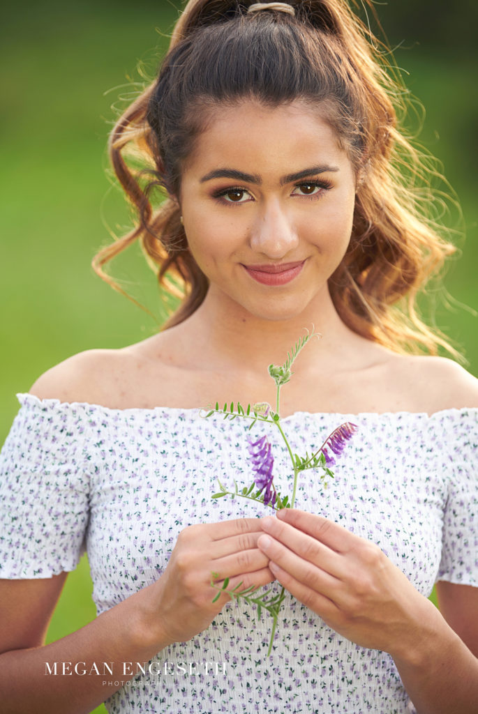 picture of girl in field posing for senior pictures with megan engeseth phtoography