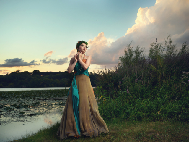 Elegant Outdoor Senior Picture Photographer Captures Stunning Natural Portrait