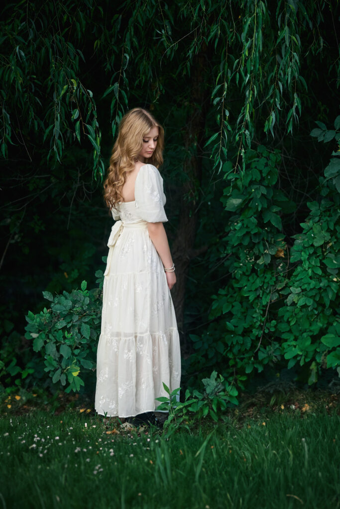 Elegant Senior Picture Photographer in a Natural Setting